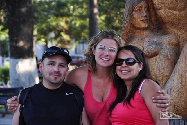 Com o Pablo e a Andrea, na praça central de Rengo, ao sul de Santiago, no Chile